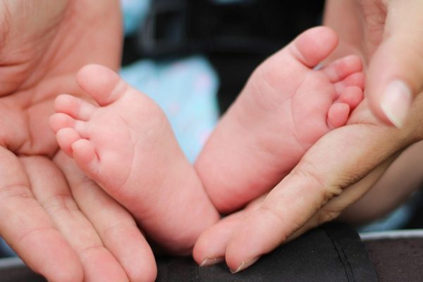 foto_piedini neonato e mani mamma